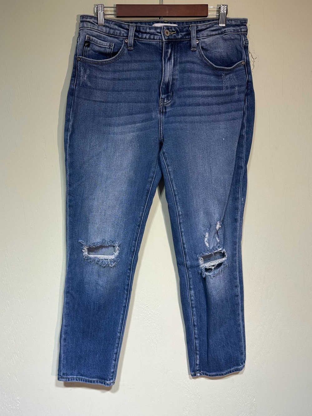 Kancan estilo medium wash distressed knee straight leg jeans women’s size 13/30